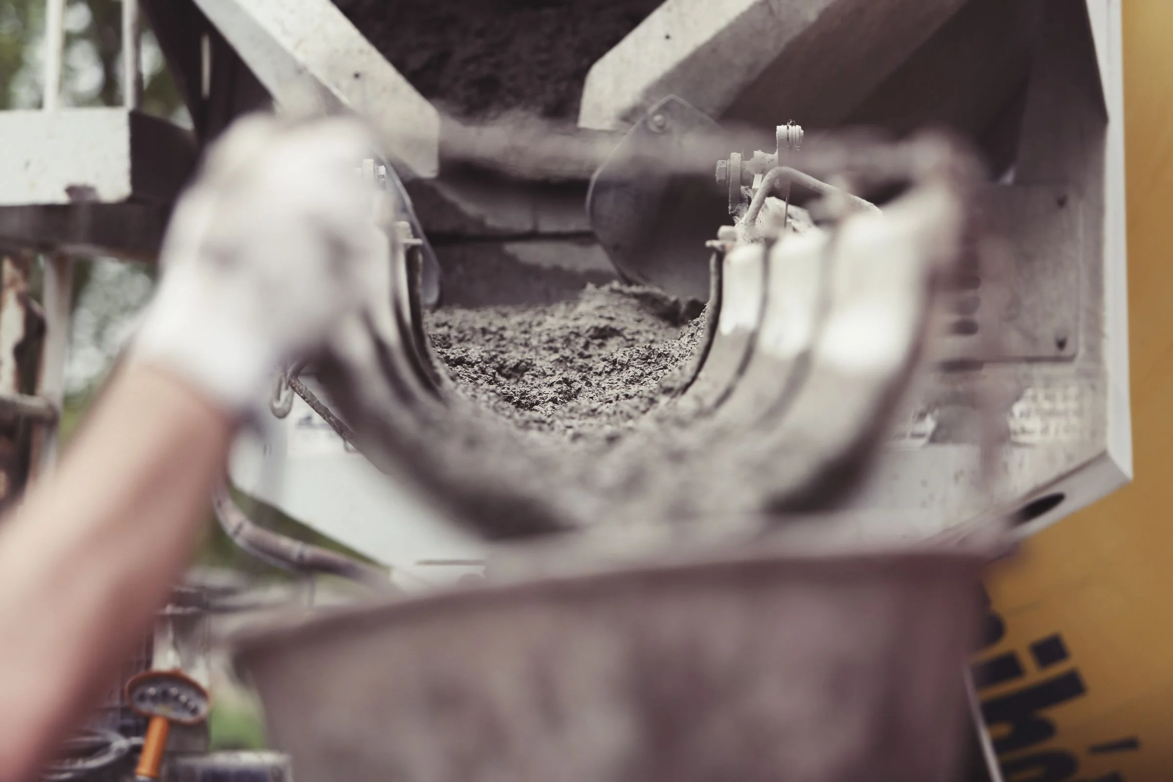 Frischer Beton in einer Betonrutsche – Symbolbild